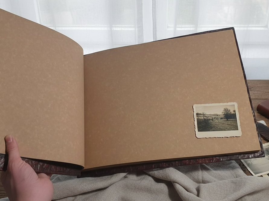 Розворот великого альбому для фотографій із крафтовими сторінками та декоративним ретро-знімком